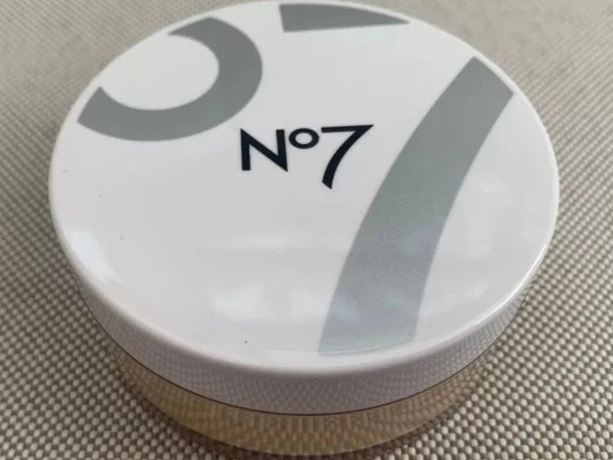 No7 Flawless Finishing Loose Powder Banana