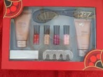 NO7 PAMPER & POLISH PEDICURE & MANICURE GIFT SET